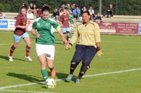 Maeva Sarrasin, ici en très bonne position face à Daniela Hutter, a joué son dernier match avec Yverdon Féminin, samedi, à Baulmes.