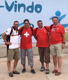 René Zingg, Claude Gruaz et Jean-Michel Viquerat portent les couleurs helvétiques à Manaus, avant le match de la Nati contre le Honduras, tandis que Claude Schulz arbore fièrement un t-shirt allemand... «pour provoquer les copains», dit-il en riant !