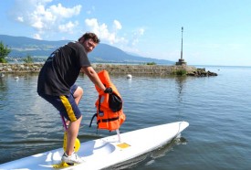 Arnaud Durand a terminé son tour du lac de Neuchâtel vendredi, au port des Iris. Comme ailleurs, sa présence n’a pas manqué d’intriguer les touristes, comme les habitués des lieux.