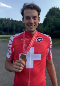 Cyrille Thiéry pose avec sa médaille d’or. ©DR