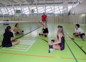 Démonstration de sitting volleyball, sous la houlette de Rodolphe Dusserre (debout). ©Champi