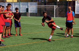 Sacha Margairaz (à dr.) n’est jamais très loin des terrains de football. Ici, lors d’un entraînement des jeunes du CD Tablero. ©DR