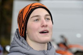 Mathieu Simon (Yvonand) vient d’avoir 15 ans et il roule pour la première année dans la catégorie juniors 125, ouverte aux jeunes jusqu’à 18 ans. Pour sa première participation au Supercross de Genève, il comptera donc parmi les plus jeunes pilotes et sera là pour apprendre. Il rêve d’une place dans le top dix, mais admet que ce ne sera pas évident. Quoi qu’il en soit, pour ce jeune mordu de cross, participer à une épreuve qu’il avait l’habitude d’aller voir chaque année constitue, en soi, la réalisation d’un rêve. © Michel Duperrex