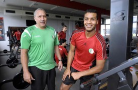 Le sélectionneur Reda Zeguili avec le futur meilleur buteur de l’histoire des Fennecs, Messaoud Berkous, au Let’s Go Fitness à Yverdon.