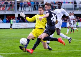 Le gardien montain Johnny Leoni s’interpose devant Daniel Sikorski.