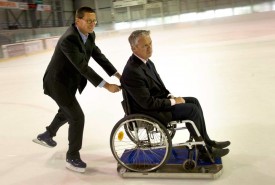 Le directeur de la fondation Cerebral, Michael Harr, présente le Eisgleiter au municipal Jean-Daniel Carrard.