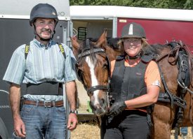 La Vallorbière Sylvie Mayor Sommer pose avec son passager et son cheval. ©Champi