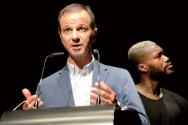 Le président d’Yverdon Sport Mario Di Pietrantonio a ouvert la conférence accompagné du joueur vedette de son équipe, Djibril Cissé. ©Michel Duperrex