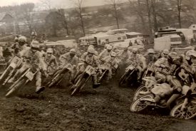 Grosse bousculade au premier virage après le départ de la catégorie 500, en1982. ©Photo fournies par le MCC Combremont