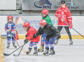 A la patinoire du Sentier, c’est une vingtaine d’enfants qui ont pu goûter aux joies du hockey sur glace. A la fin de la journée, les «stars de demain» ont posé avec certaines de leur idoles, dont Jonathan Mercier (Genève-Servette), Valentin Borlat et Johnny Kneubühler (LHC). A noter que la venue de ces hockeyeurs de renommée a été couplée à l’organisation de la 14e Fête de la glace. ©Pierre Blanchard