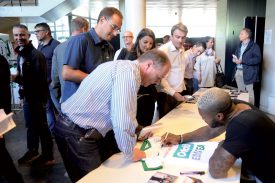 Après avoir été pris en photo avec les participants à l’événement, Djibril Cissé a signé les clichés réalisés, ainsi que les maillots floqués à son nom. ©Michel Duperrex
