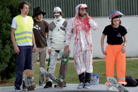 Les skater/euse/s ne manquent jamais d’originalité lorsqu’il s’agit de se tourner en dérision. ©Michel Duperrex