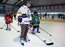 Le défenseur de Fribourg-Gottéron Ralph Stalder a fait découvrir son sport aux jeunes Yverdonnois. ©Champi