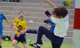 Nicolas Christen (en jaune) a fait le malheur du gardien chaux-de-fonnier samedi passé.