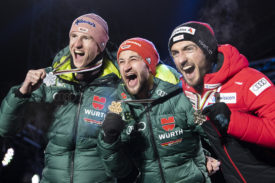 Killian Peier (à dr.) fête sa médaille avec Markus Eisenbichler (au centre) et Karl Geiger. © KEYSTONE/Peter Schneider