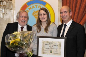 Denis Roux et Bertrand Carrard entourent Laura Marendaz, récipiendaire du Prix panathlonien 2013.