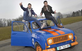 Filipe (à g.) et Julien Rolao n’ont pas froid aux yeux avec leur 4L. Mais cette voiture, c’est du solide, affirment-ils !