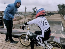 Sur son vélo en Californie, Louanne Juillerat est conseillée par l’entraîneur Thomas Allier. Le Français a été deux fois champion du monde et quatre fois d’Europe au cours de sa carrière. ©DR