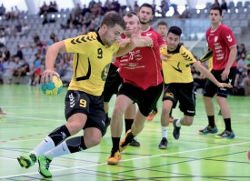 Les handballeurs yverdonnois (ici Clément Loichot en jaune) ont réalisé des performances convaincantes, lors de la 5e édition de la Lovats International Cup. Ils n’ont, par exemple, été battus que 25-23, dimanche matin en poule, par les futurs finalistes de Nancy. ©Champi