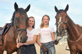 Les «Dada girls» (elles ont remporté ce t-shirt lors d’un concours disputé ensemble) Fiona Michoud (à g.) et Charlène Grin, avec leurs protégés Petrouchka du Don et Ungaro du Roc : l’avenir du saut, dans la région. ©Michel Duperrex