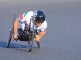 En paracyclisme, certains athlètes évoluent en vélo à mains. C’est le cas, ici, de l’Italien Alessandro Zanardi, double médaillé d’or aux Jeux Paralympiques de Londres, qui a entamé une carrière dans cette discipline après avoir perdu ses deux jambes dans un accident survenu lors d’une course automobile. Avant cela, il a roulé plusieurs saisons en Formule 1.