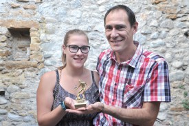 L’entraîneur Philippe Badoux est venu chercher la statuette remportée par le FC Sainte-Croix/ La Sagne avec sa fille, Laetitia. ©Michel Duperrex