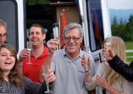  L’organisateur Hans Steiner (en gris) fête sa dernière course avec ses amis et quelques bulles.