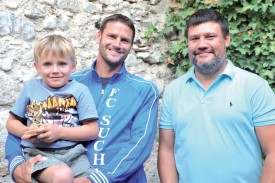 Olivier Gaillard a remporté un Briscar -remis par Marc Fragnière (à dr.)- à l’âge respectable de 38 ans ! De quoi rendre très fier le fils du footballeur de Suchy. ©Michel Duperrex