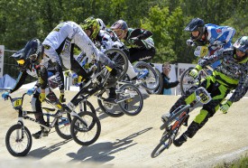 On ne s’ennuie jamais au bord d’une piste de BMX. Les départs s’enchaînent à un rythme haletant et chaque course se déroule selon un scénario bien à elle. Lorsque l’embardée est en passe de se produire, comme sur la photo ci-dessous, c’est tout le public qui retient son souffle pour que les pilotes se relèvent sans mal.