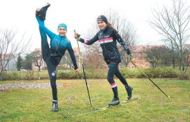 Emmenées par leurs parents, Ophélie Brandt (à g.) et Noélie ne comptent pas les kilomètres lorsqu’il s’agit d’aller s’entraîner à ski de fond. La neige ne tient jamais longtemps à Yvonand... ©Michel Duperrex