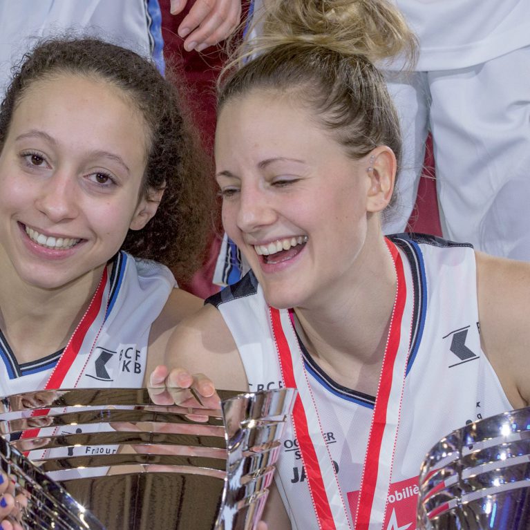 Tiffanie Zali (à gauche) a de quoi avoir le sourire : son équipe a réussit le doublé après sa victoire l’année passée. ©Champi