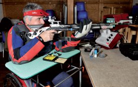En position de tir «couché», Jean- François Nicolet est accoudé sur une table adaptée et fixée à sa chaise roulante. ©Michel Duperrex