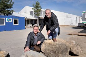 Eric Morleo et Peppe Alfonzo, membres du comité organisateur, posent devant l’une des tentes qui accueilleront les visiteurs. ©Michel Duperrex