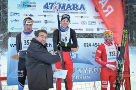 Pascal Broulis remet les prix aux fondeurs d’un des podiums. ©Carole Alkabes