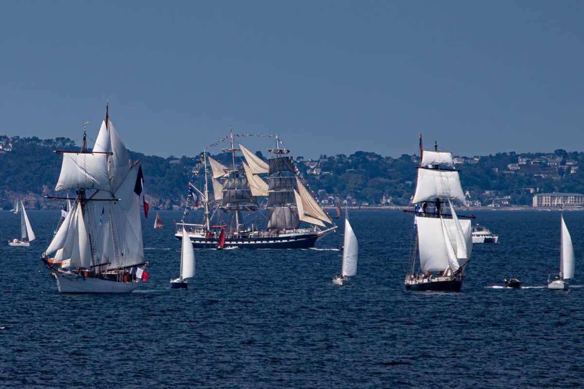 Un Corsaire grandsonnois parade aux Fêtes maritimes de Brest