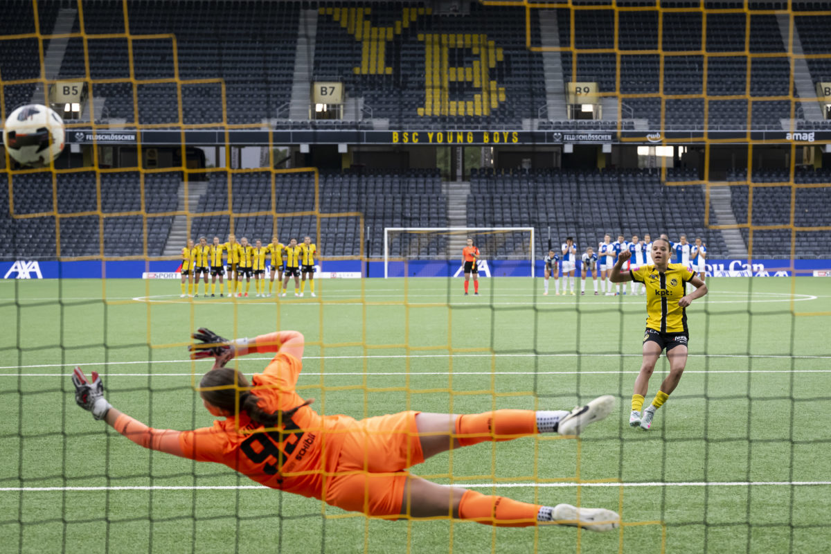 Iman Beney inscrit  le penalty du titre pour YB