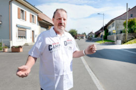 Le syndic Raymond Aviolat se réjouit d’accueillir le TPV au village, où tout a été remis à neuf. © Michel Duperrex