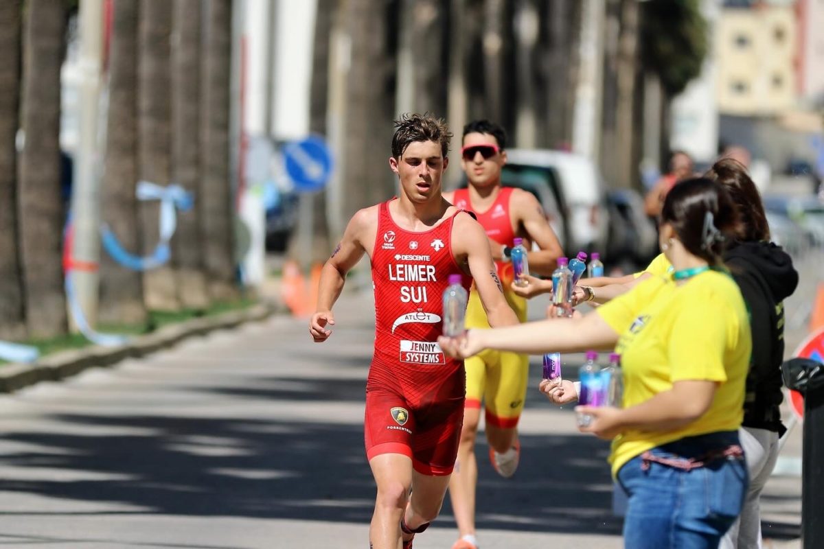 Un dos bloqué et une médaille