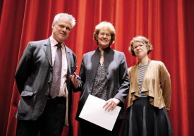 Le syndic Jean-Daniel Carrard et la présidente du Conseil communal Carmen Tanner ont remis un cadeau à la présidente de la chorale A Cappella, qui a fêté ses cinquante ans d’existence.