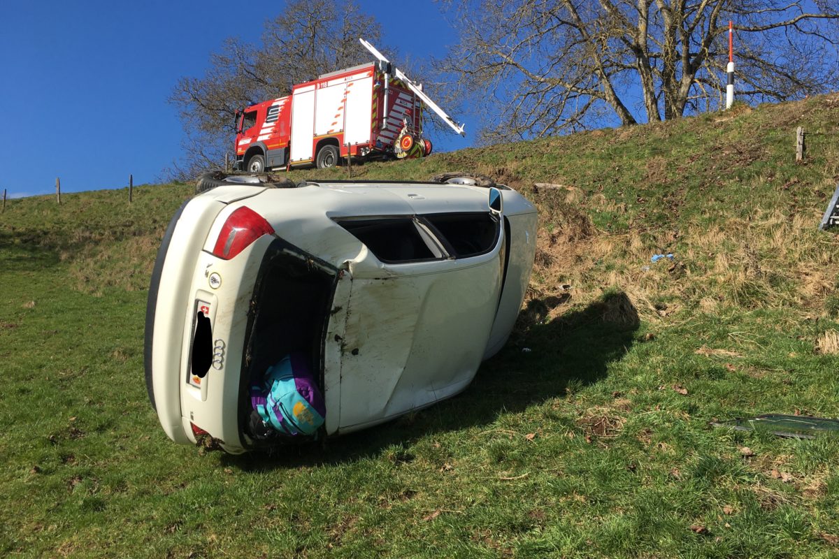 Un véhicule sort de route entre Romainmôtier et Juriens