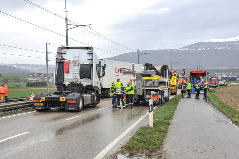 Alertés à 14h04, les sapeurs pompiers locaux et la Gendarmerie sont rapidement venus en aide au chauffeur d’un camion coincé entre la route et le rail. 