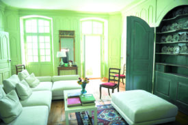 Le maître des lieux s’est inspiré des codes du XVIIIe siècle pour rafraîchir l’intérieur de la propriété.