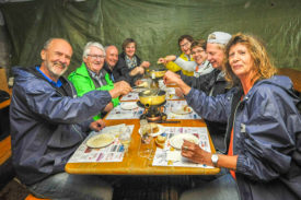 Les amateurs de fondue ont pu déguster ce mets traditionnel sur les hauteurs du village. © Carole Alkabes