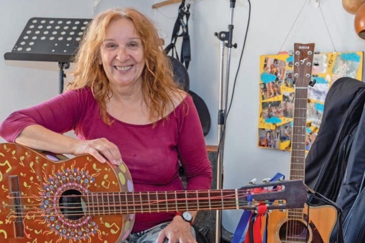 Un demi-siècle qu’elle enseigne au rythme de sa guitare
