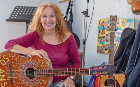 Un demi-siècle qu’elle enseigne au rythme de sa guitare