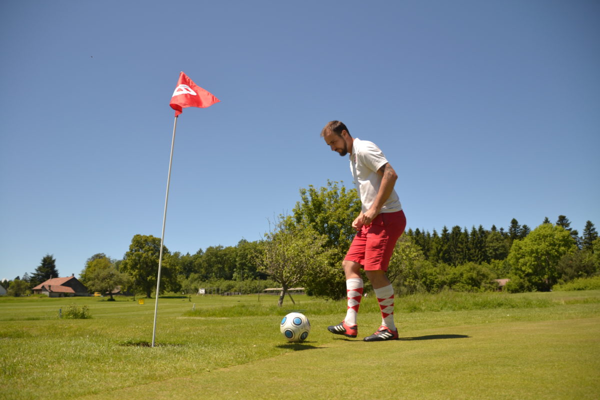 Entre green et terrain de football