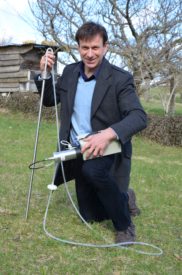 Grâce à son dosimètre, Stanislas de Froment analyse le taux de particules de radon contenues dans l’air d’un logement ou sur un site, au moyen d’un tube planté dans le sol. Dans son jardin à Lignerolle, son appareil a mesuré plus de 5200 bq/m3.