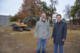 Valéry Martin, responsable du pôle chaleur au sein de VO Energies, et le directeur général du groupe, Christian Tinguely, ont présenté, hier, le chantier de leur premier chauffage à distance. © Christelle Maillard
