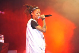 KT Gorique, une rappeuse d'origine ivoirienne et italienne, basée actuellement à Sion, a enflammé la "scène du Hall" du Baleinev Festival. ©Michel Duvoisin