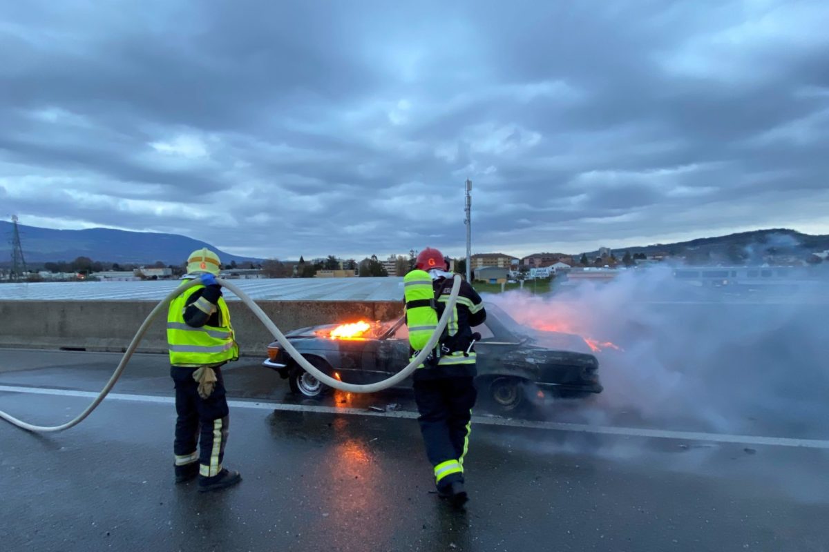 Une Mercedes s’embrase sur l’autoroute